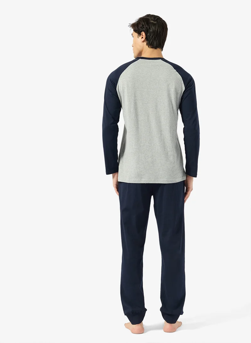 سفنتي فايف طقم تي شيرت وبنطلون بقصة عادية